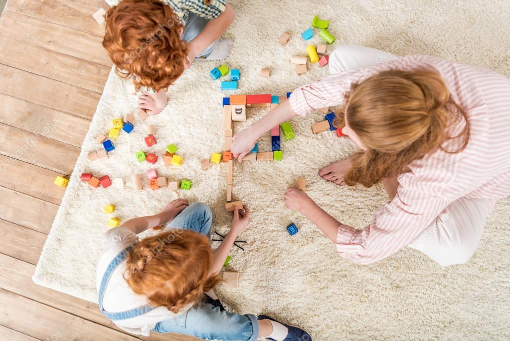 Giocattoli colorati per bambini su uno scaffale