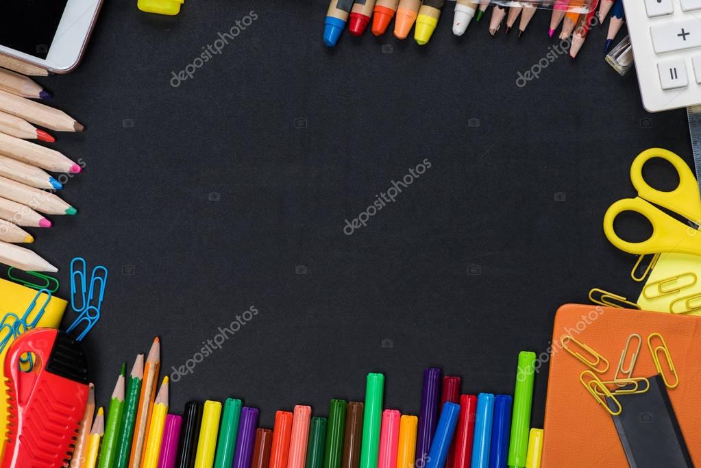 Articoli di cartoleria per la scuola esposti su un banco