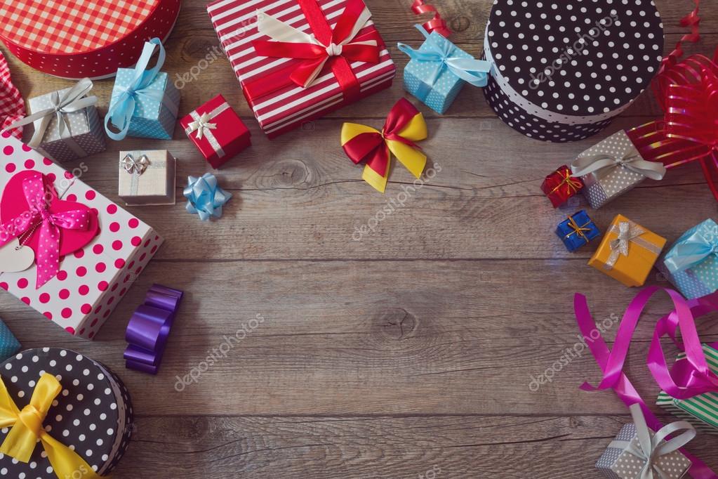 Banco con idee regalo e confezioni colorate