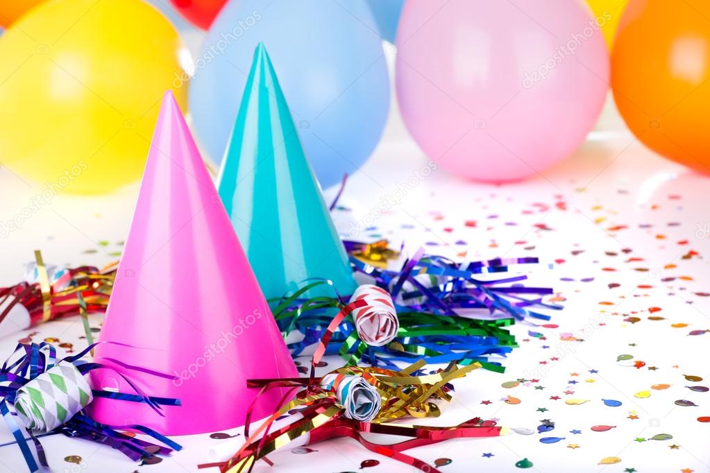 Reparto feste con palloncini e decorazioni appese